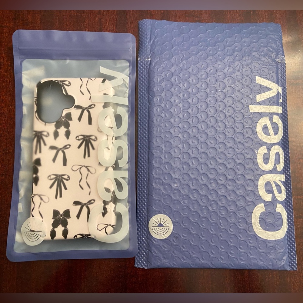 Casely Apple IPhone 16 bold MagSafe case Gothic girl NWT 🖤
